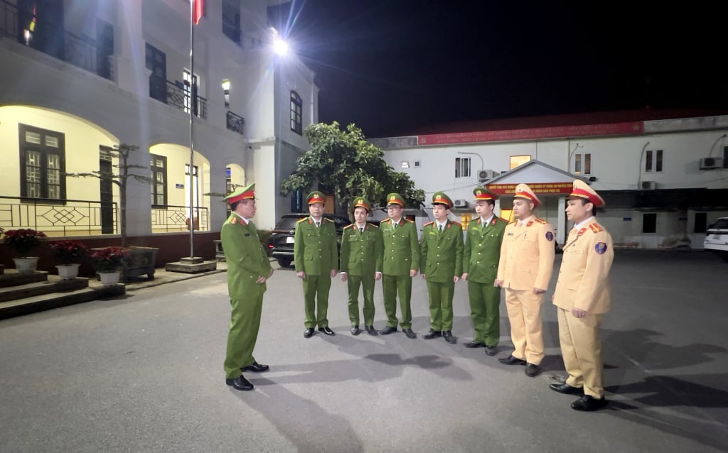 Die Bezirkspolizei Tien Yen hat die Aufgabe, in der Gegend nachts für Sicherheit und Ordnung zu sorgen.