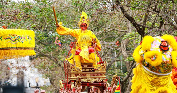 “พระราชาและเจ้าผู้ครองนคร” ทำหน้าบูดบึ้งขณะนั่งบนเปลในงานเทศกาลวัดไซ