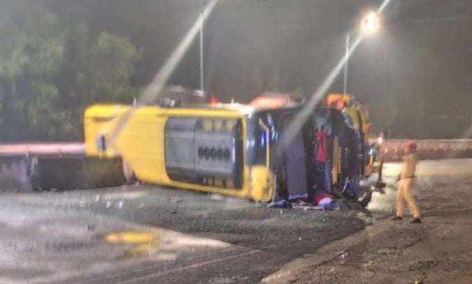 Une voiture de tourisme s'est renversée sur l'autoroute 1 à Phu Yen, 3 personnes sont mortes et des dizaines ont été blessées