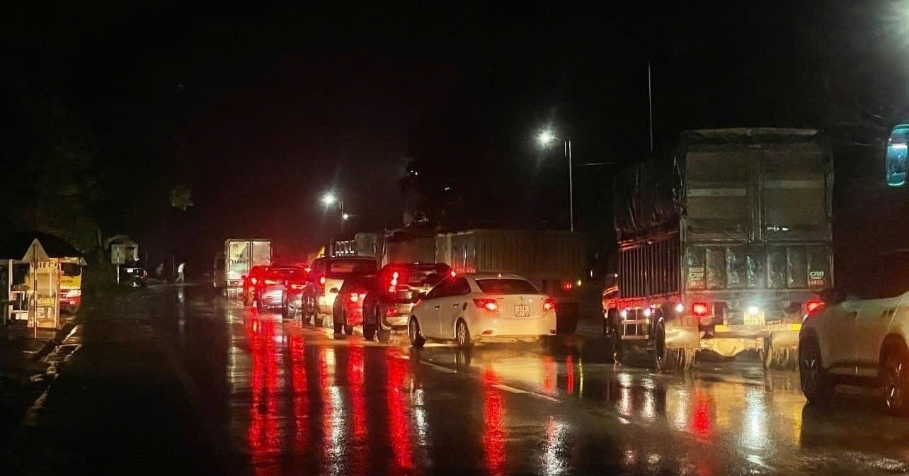 Hunderte Autos stecken stundenlang auf der Nationalstraße in Ha Tinh fest