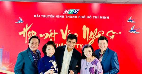 El artista popular Kim Cuong, Bach Tuyet y Thanh Nam felicitan a HTV por sus logros