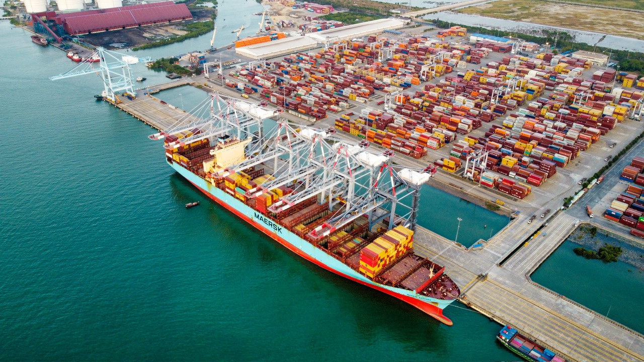 CMIT Port welcomes the first vessel of Gemini cooperation connecting Vietnam directly with the US West Coast - Vietnam National Shipping Lines - VIMC