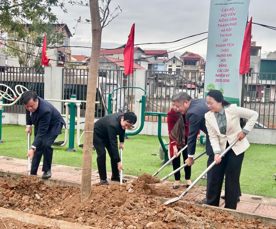 Các đại biểu tham gia trồng cây tại xã Phụng Thượng, huyện Phúc Thọ. 