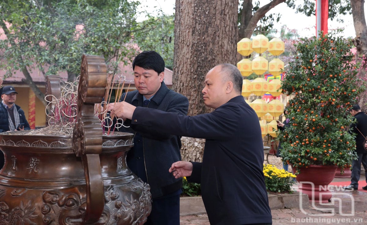 Los líderes de los periódicos del Partido en la región capitalina ofrecen incienso en el sitio de reliquias de la Ciudadela Imperial de Thang Long