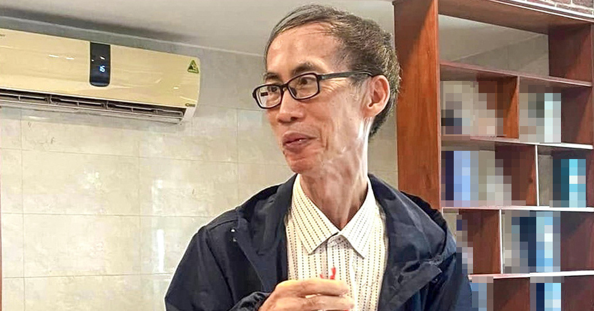 El Dr. Le Ba Khanh Trinh dejó de ser el líder del equipo de matemáticas en Gifted High School después de 32 años.