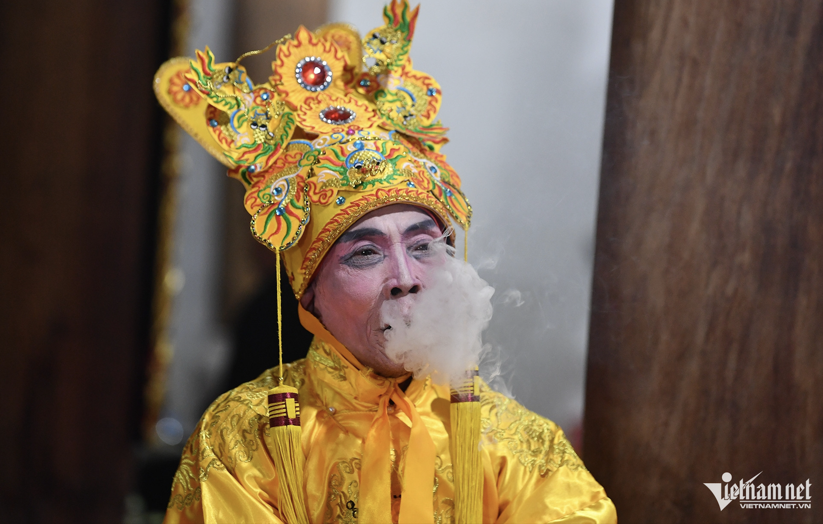 „Der König“ atmet bei einem Festival in Hanoi in der eisigen Kälte verträumten Rauch aus