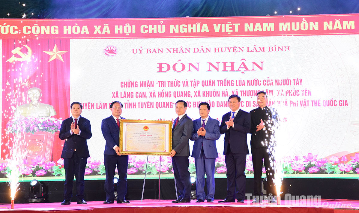 Lam Binh recibió el Certificado de Patrimonio Cultural Nacional por el conocimiento y las prácticas del cultivo de arroz húmedo del pueblo Tay.