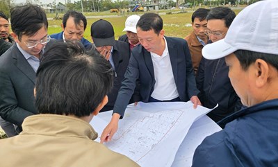 Thuan Hoa District Party Secretary urges site clearance progress for key projects