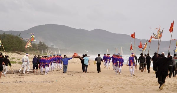 Binh Dinh fishermen hold burial ceremony for whale washed ashore