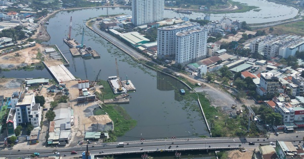 Gros plan d'un canal pollué traversant 7 districts de Ho Chi Minh-Ville sur le point d'être « réhabilité »