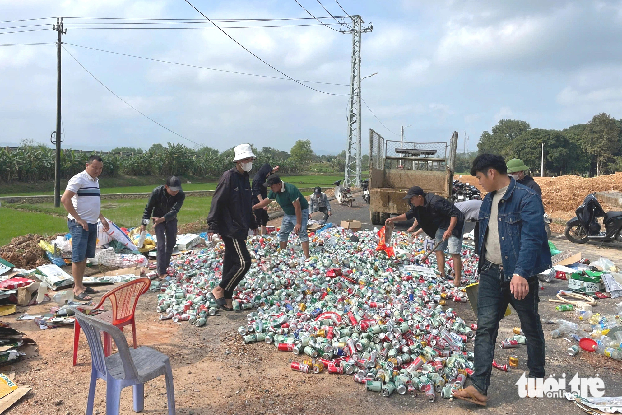 10 năm liền, ra xuân là xin vỏ lon gây quỹ tặng quà khuyến học - Ảnh 1.