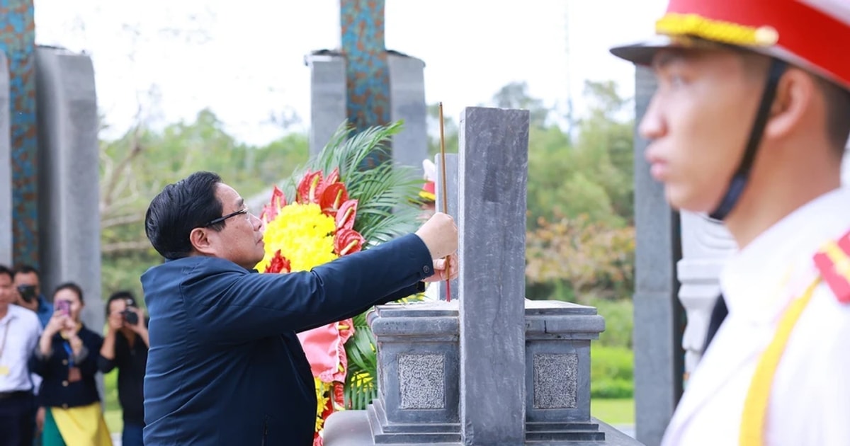 Le Premier ministre offre de l'encens pour rendre hommage aux martyrs héroïques et aux mères vietnamiennes héroïques de Quang Nam