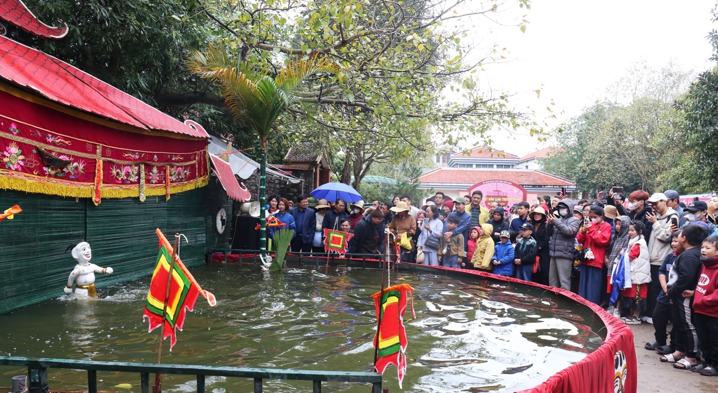 La baie de Bac Ninh Trung présente des produits de l'art populaire dans les attractions touristiques image 1