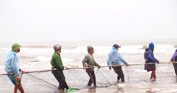 寒い海で「後進」する漁師たちを追跡