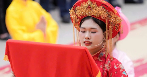 La belleza de una estudiante con una voz cálida y clara hizo que la sacerdotisa de Phu Tho se hiciera famosa en las redes sociales.