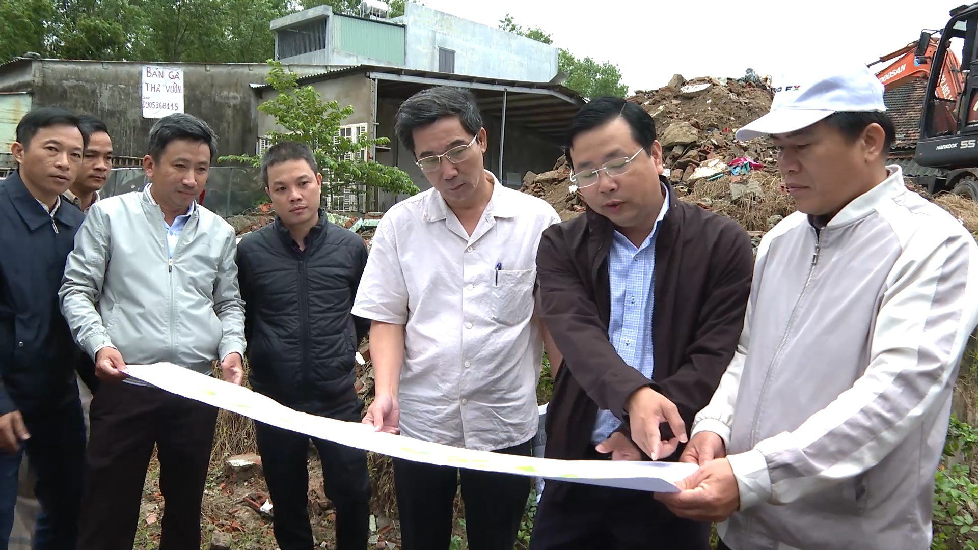 Stadtoberhäupter besuchen und fördern Bauprojekte in Lien Chieu