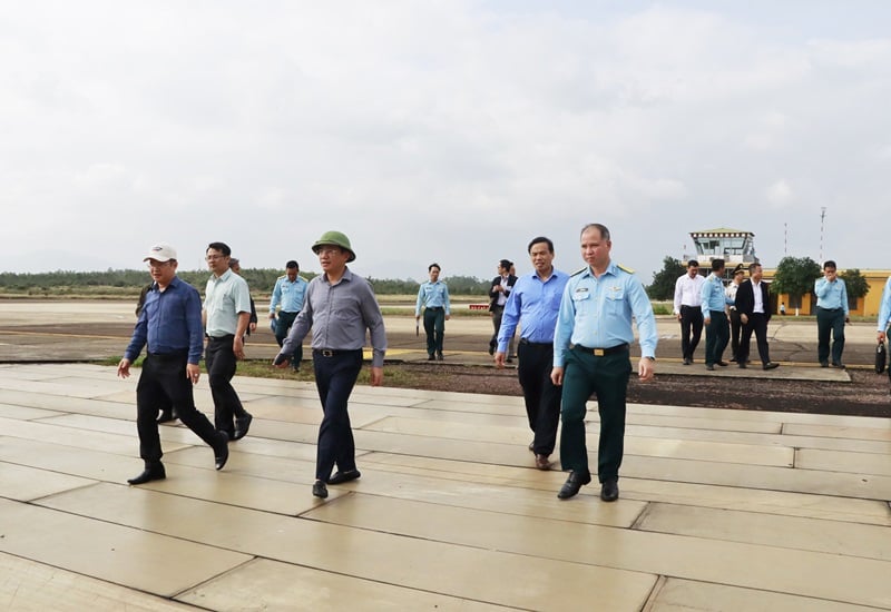 Chairman of the Provincial People's Committee Pham Anh Tuan inspected the Phu Cat Airport Upgrading and Expansion Project.