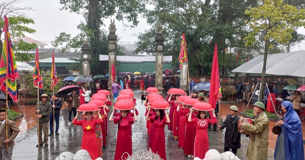 Des centaines de femmes portant l'ao dai et portant des plateaux de banh chung sur la tête montrent leur respect à l'occasion de l'anniversaire de la mort du roi Mai Hac De.