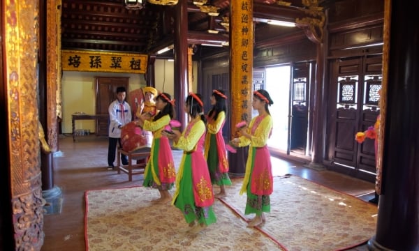 Connecting the underground stream of silk house singing and dancing - Van Ninh communal house singing and dancing