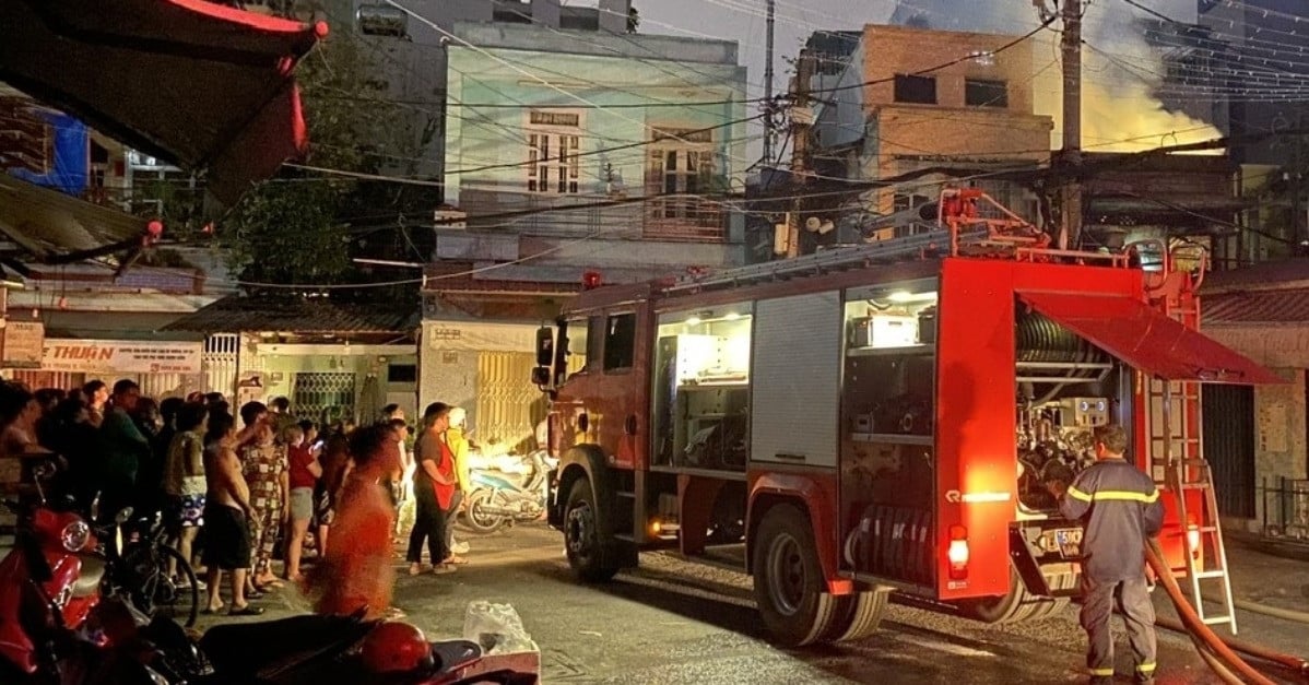 A medianoche, el fuego devoró una casa de dos pisos en un callejón de la ciudad de Ho Chi Minh.