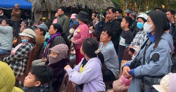 Les touristes affluent au festival du village de menuiserie de Kim Bong