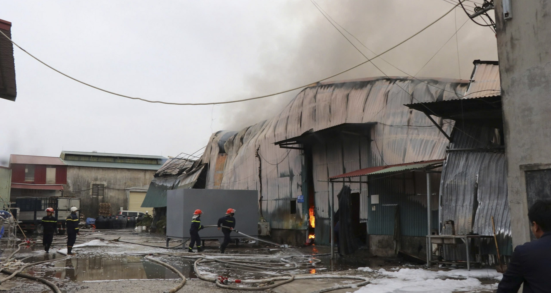 Big fire at plastic pellet factory in Bac Ninh