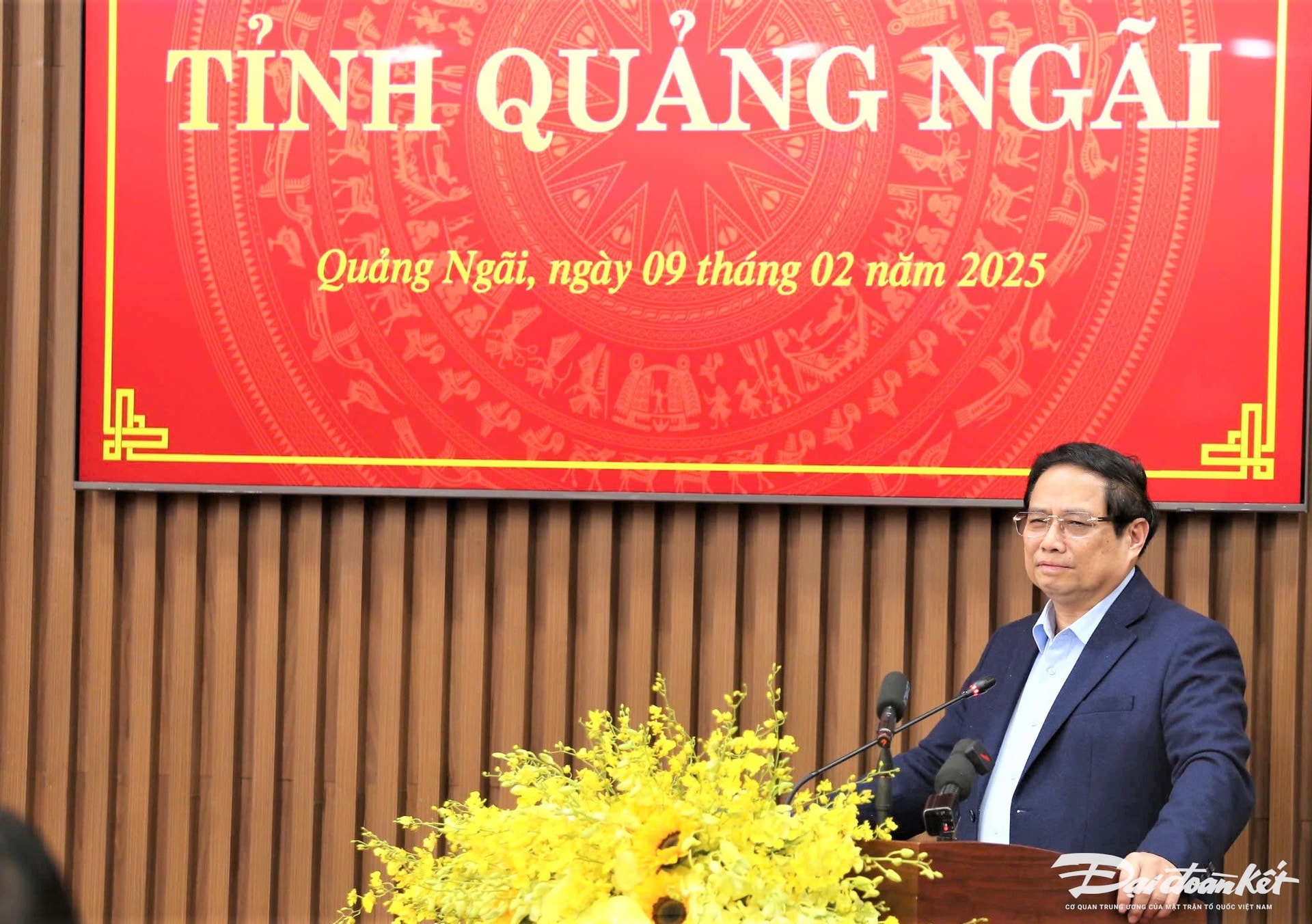 Prime Minister Pham Minh Chinh speaks at a working session with the Standing Committee of Quang Ngai Provincial Party Committee.