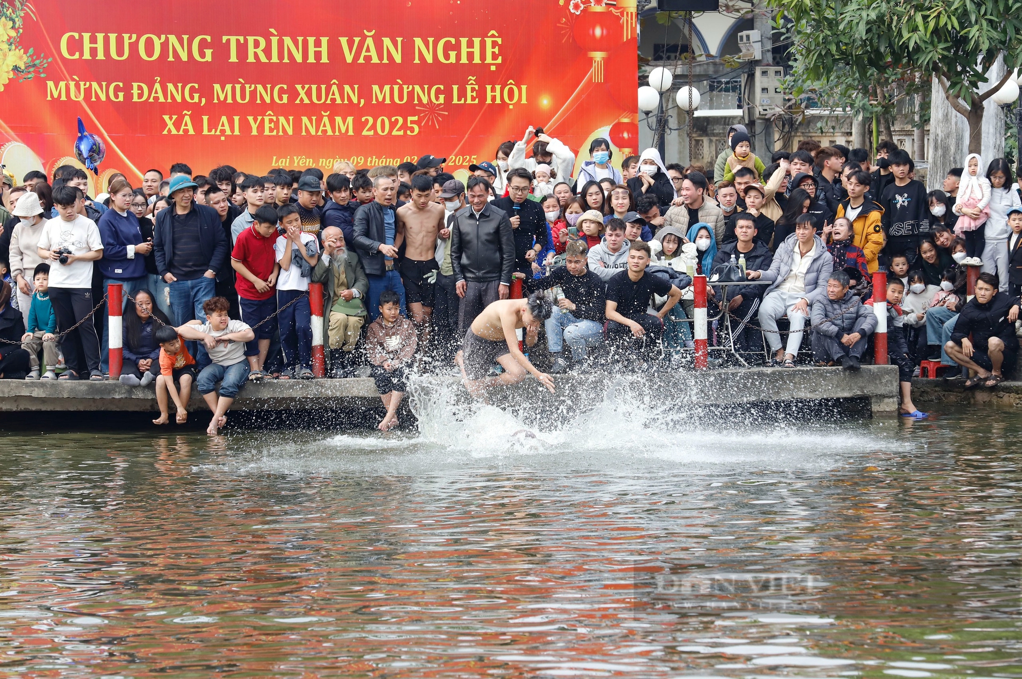 Trai làng tranh nhau bắt vịt dưới ao, 3 chàng trai may mắn ẵm luôn 12 triệu đồng- Ảnh 2.