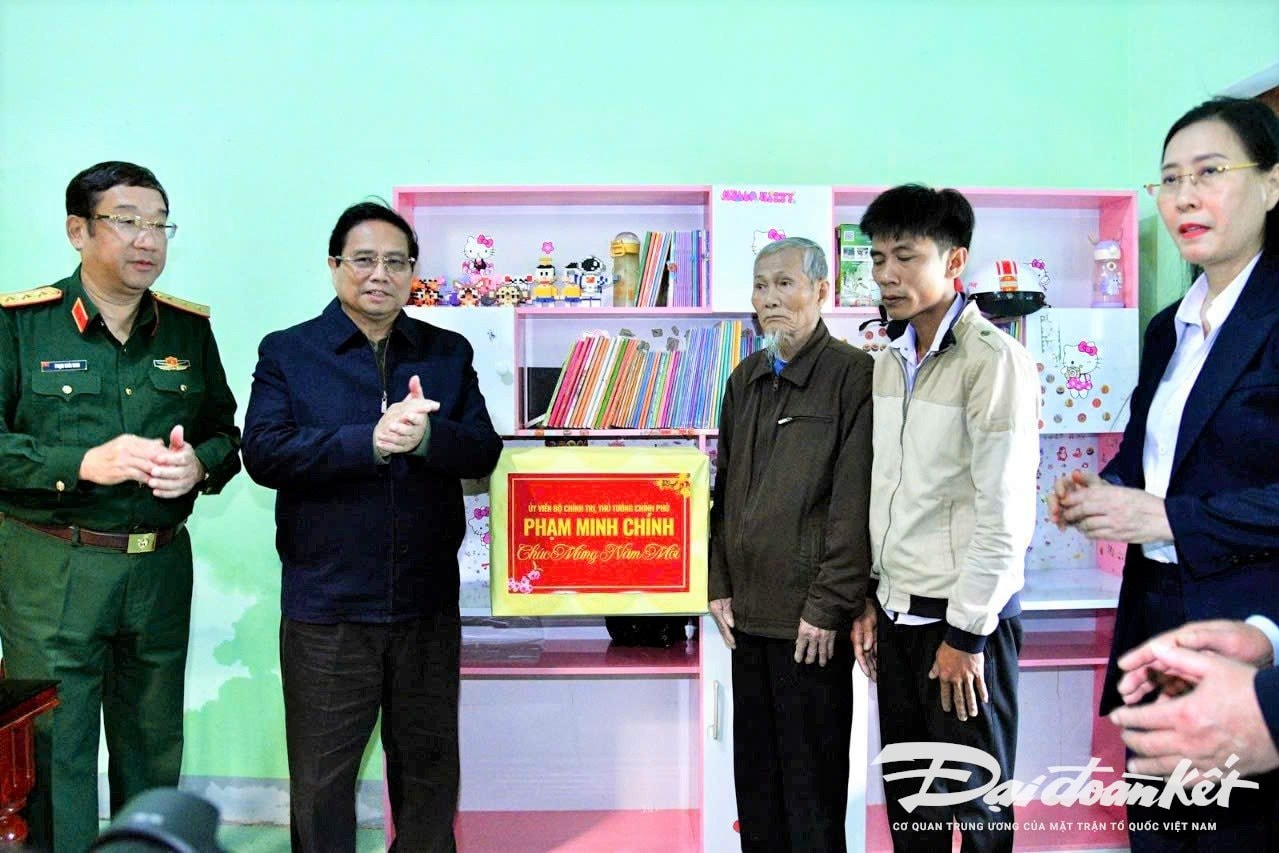 Prime Minister Pham Minh Chinh visited the family of Mr. Tran Trung Kien.