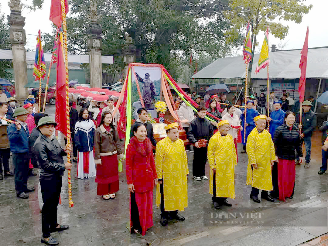 Hàng trăm phụ nữ mặc áo dài, đầu đội mâm bánh chưng thể hiện lòng thành kính tại giỗ vua Mai Hắc Đế- Ảnh 3.