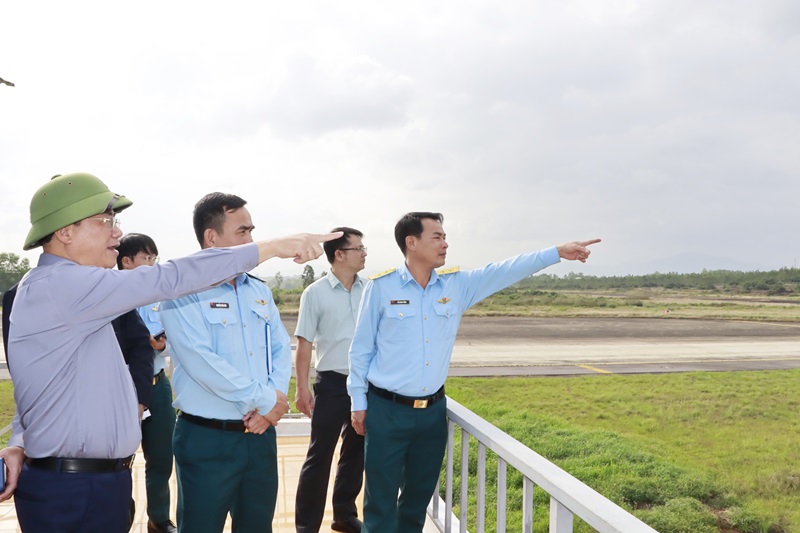 The delegation of Binh Dinh province inspected and listened to the field report on the items expected to be deployed in the Project area.