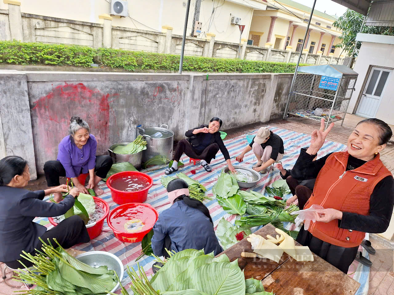 Hàng trăm phụ nữ mặc áo dài, đầu đội mâm bánh chưng thể hiện lòng thành kính tại giỗ vua Mai Hắc Đế- Ảnh 1.