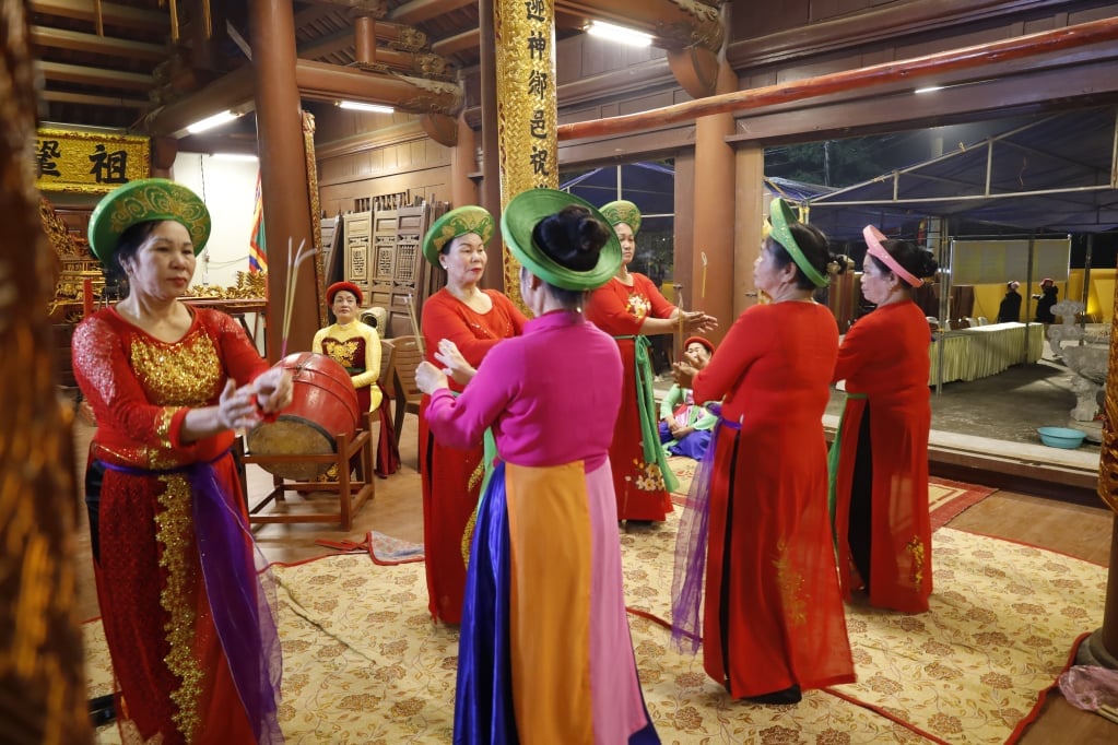 Artists from Van Ninh region perform flower offering dance. (Photo: Mong Cai Cultural Center)