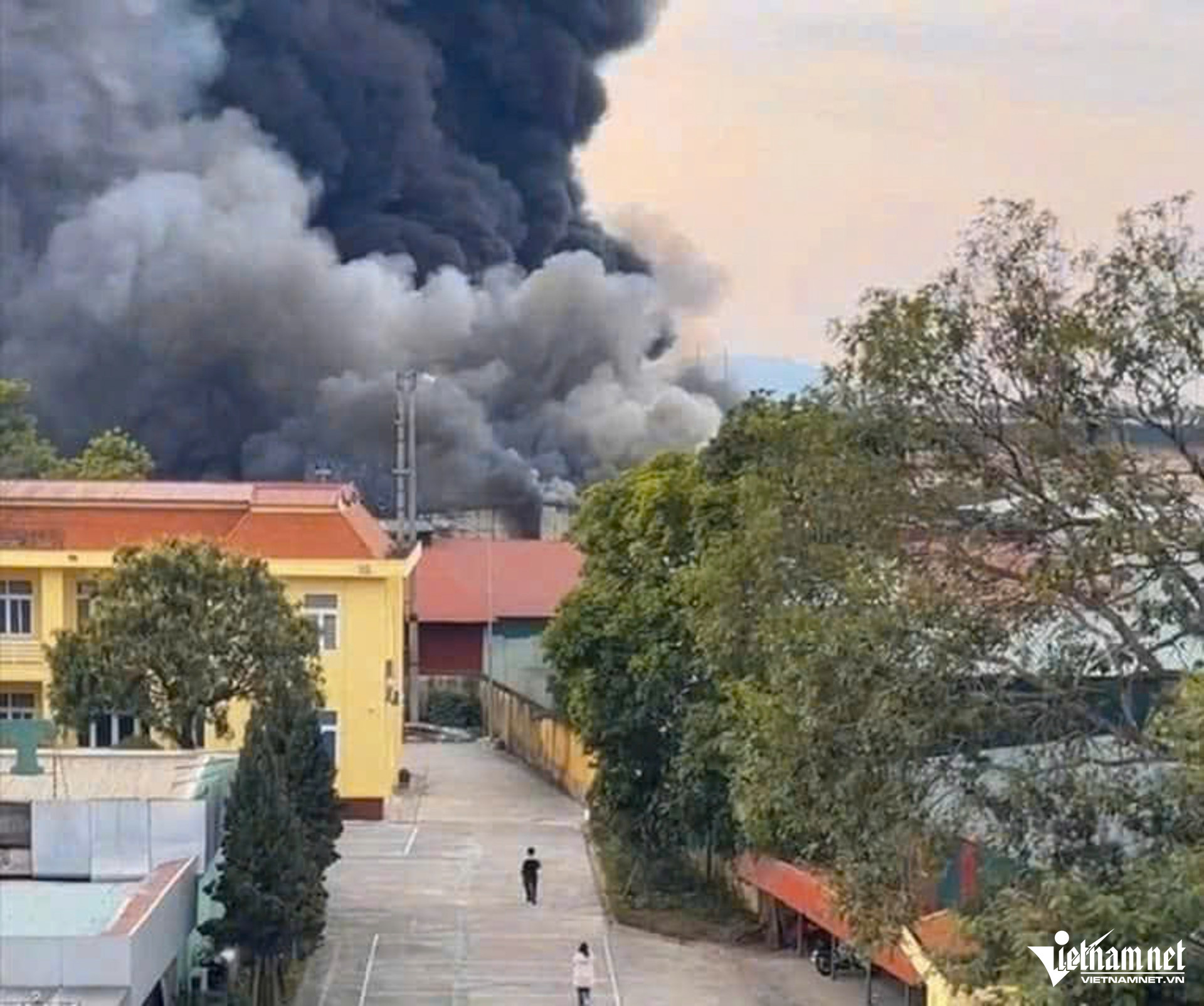 W-Thuan Thanh Paper Company Fire_29.JPG.jpg