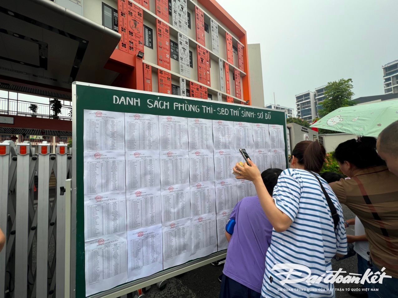 Cette année, l'examen d'entrée en 6e année comporte 3 matières : le vietnamien, les mathématiques et l'anglais. Dans lequel les mathématiques et l'anglais sont sous forme de tests à choix multiples. La matière vietnamienne comporte une section de rédaction.