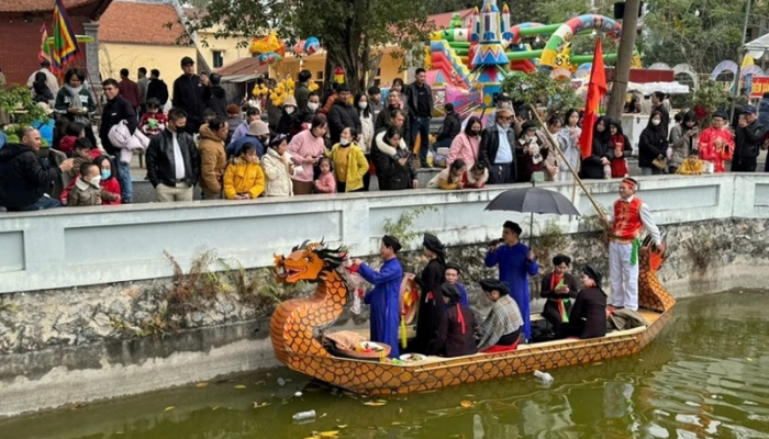 何千人もの観光客が春のリム祭りに訪れる