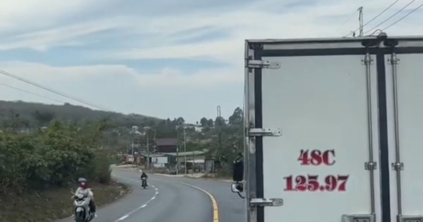 Handling truck driver who intentionally drives "slowly", squeezing the car behind