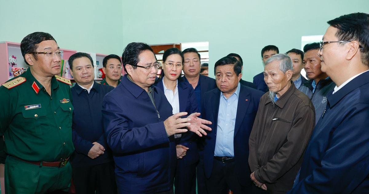 Le Premier ministre inspecte la démolition de maisons temporaires et délabrées à Quang Ngai