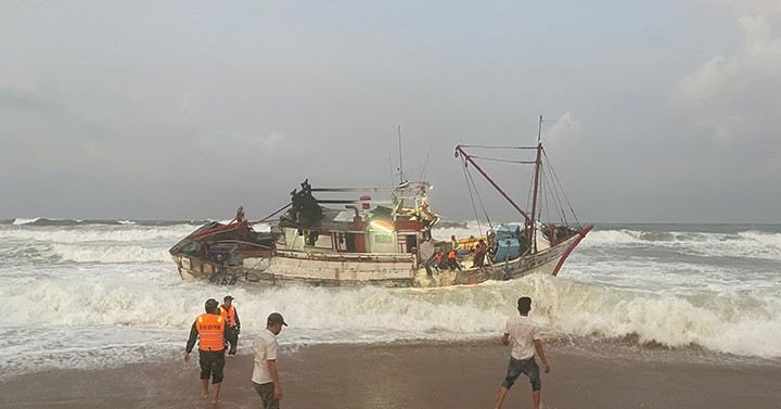 قارب صيد أجنبي بمحرك معطل ينجرف إلى مياه فو ين