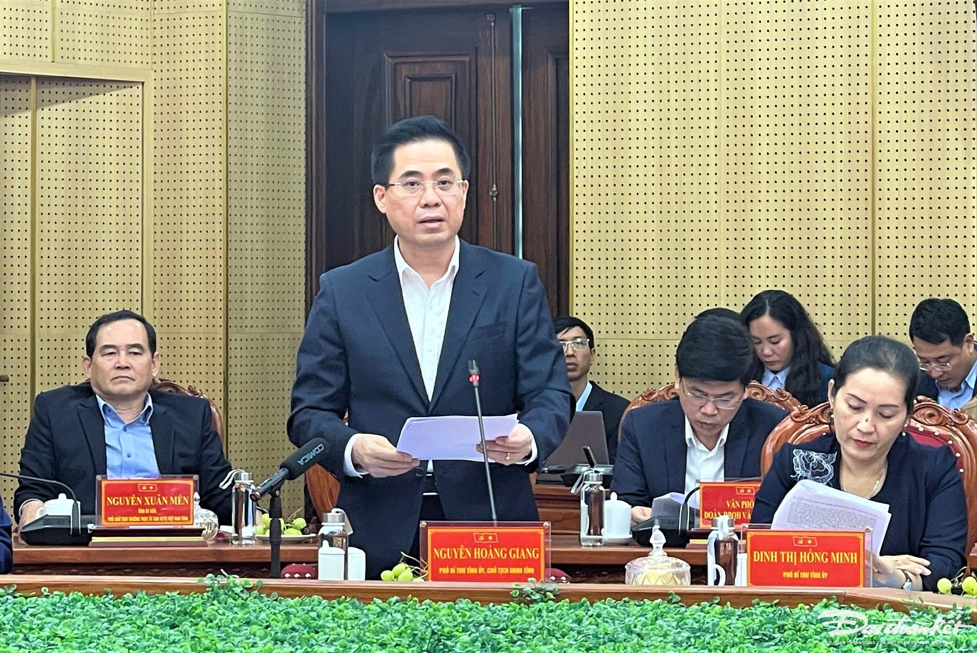 El Sr. Nguyen Hoang Giang, presidente del Comité Popular Provincial de Quang Ngai, informó en la reunión.