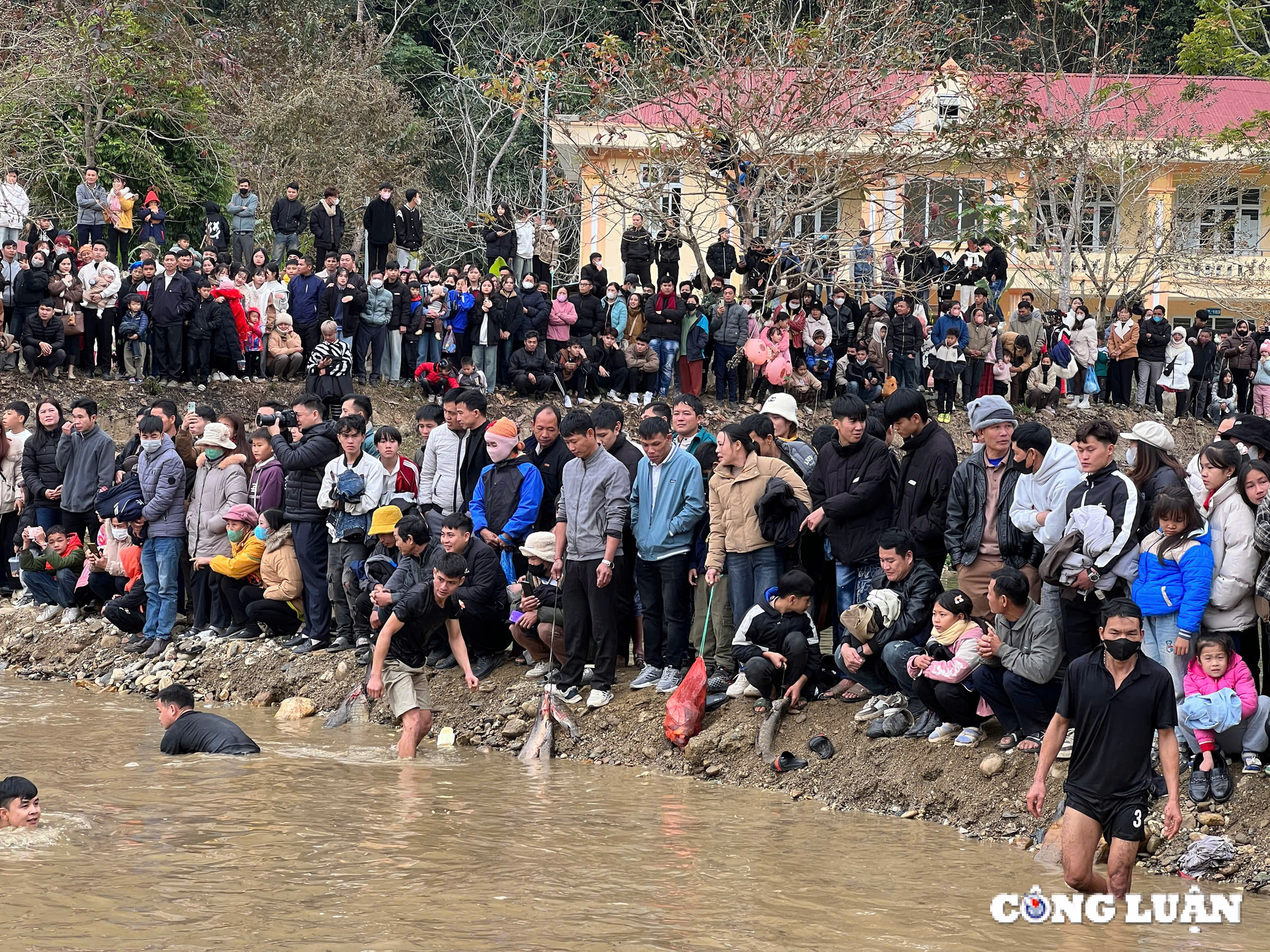 مهرجان توين كوانج الفريد من نوعه في لونغ تونغ والمهرجان الثقافي للمجموعات العرقية في منطقة لام بينه 2025 الصورة 7