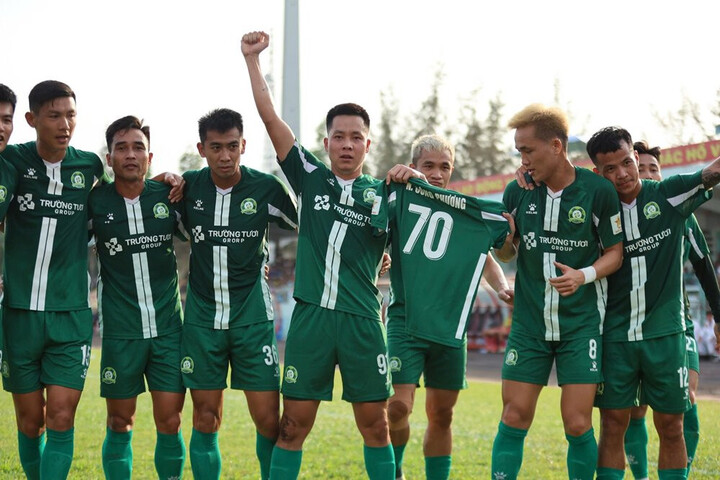 Teammates celebrate the goal and pay tribute to Cong Phuong.