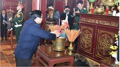 Prime Minister Pham Minh Chinh offers incense and flowers at the Memorial Site of Prime Minister Pham Van Dong