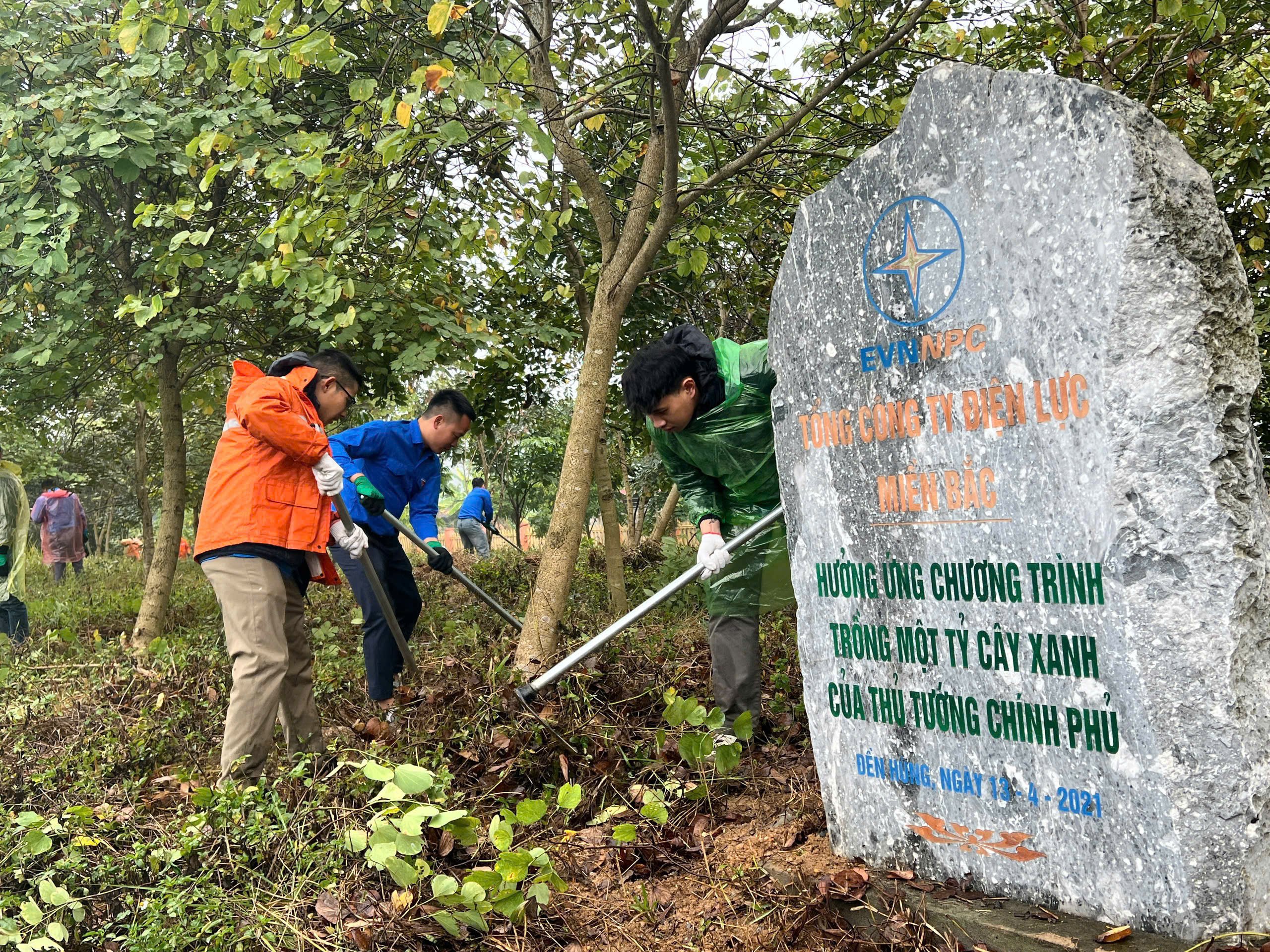 La compagnie d'électricité de Phu Tho a lancé une campagne en réponse au « Festival de plantation d'arbres 2025 »