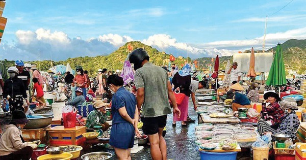 In der Thi Nai Lagoon, einer 1.200 Hektar großen Brackwasserlagune in Ninh Thuan, gibt es einen Markt voller köstlicher Fische und Garnelen.