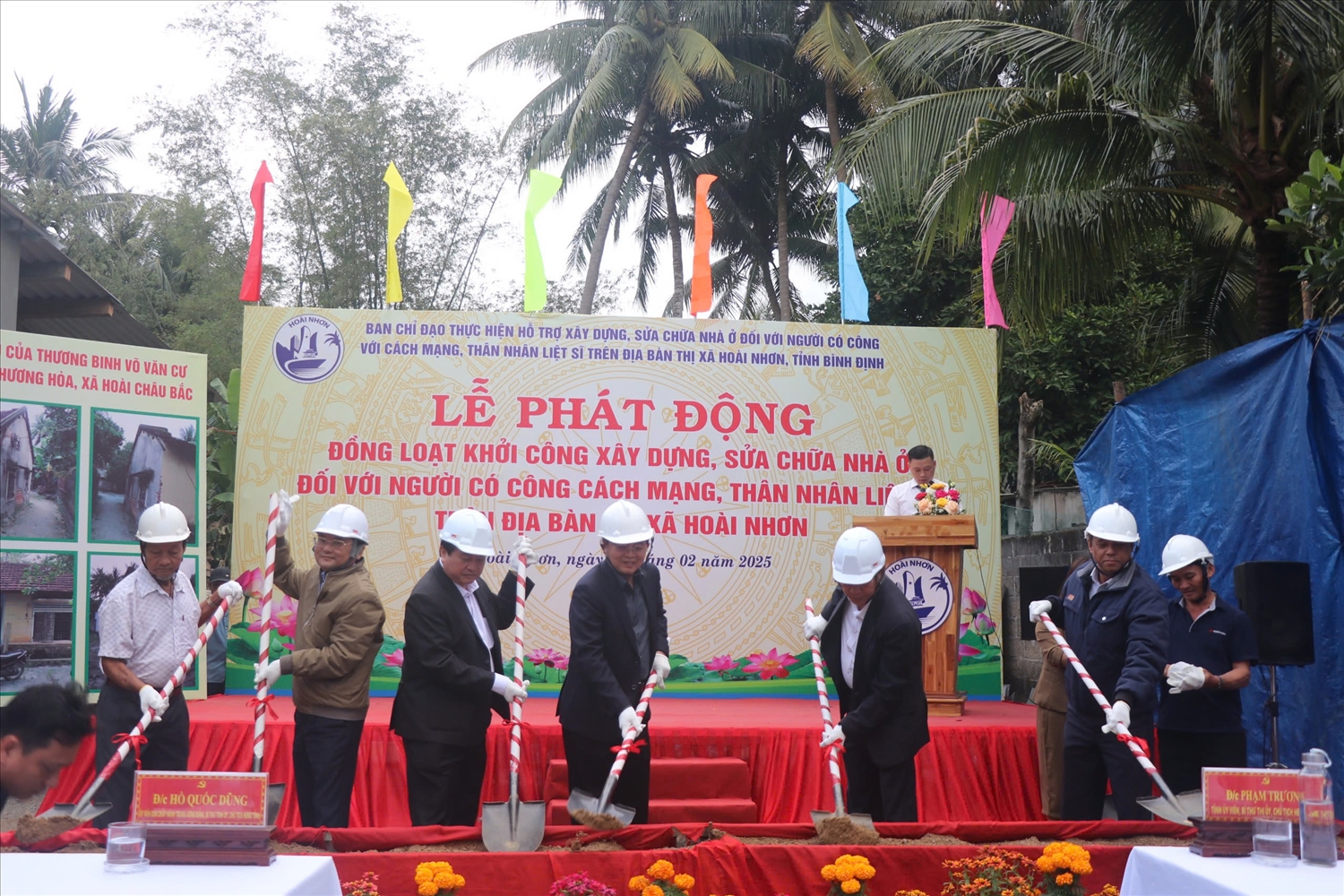 Lãnh đạo Bình Định và cơ quan liên quan tại Lễ khởi công xây dựng, sửa chữa nhà ở cho hộ nghèo, người có công trên địa bàn tỉnh.