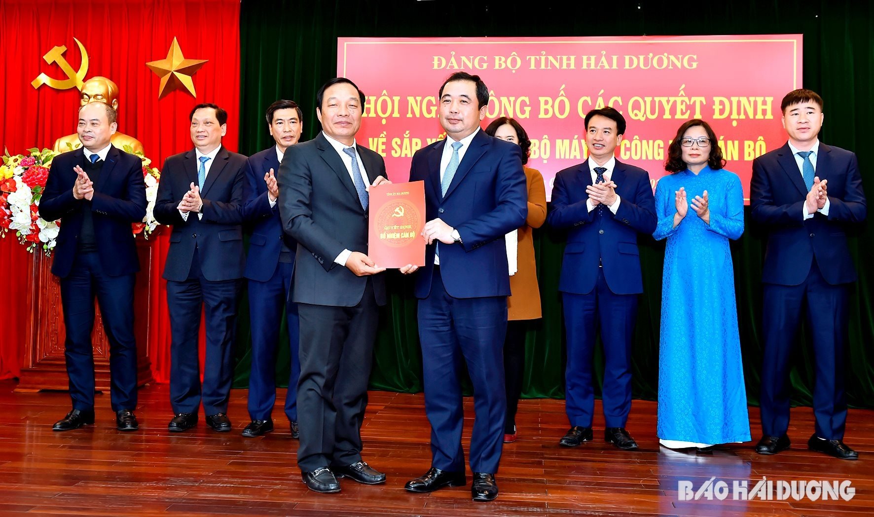 El camarada secretario del Comité Provincial del Partido, Tran Duc Thang, presentó la decisión del Comité Permanente del Comité Provincial del Partido que nombra al camarada Le Van Hieu, subsecretario permanente del Comité Provincial del Partido, para ocupar el cargo de secretario del Comité del Partido de las agencias provinciales del Partido, durante el período 2020-2025.