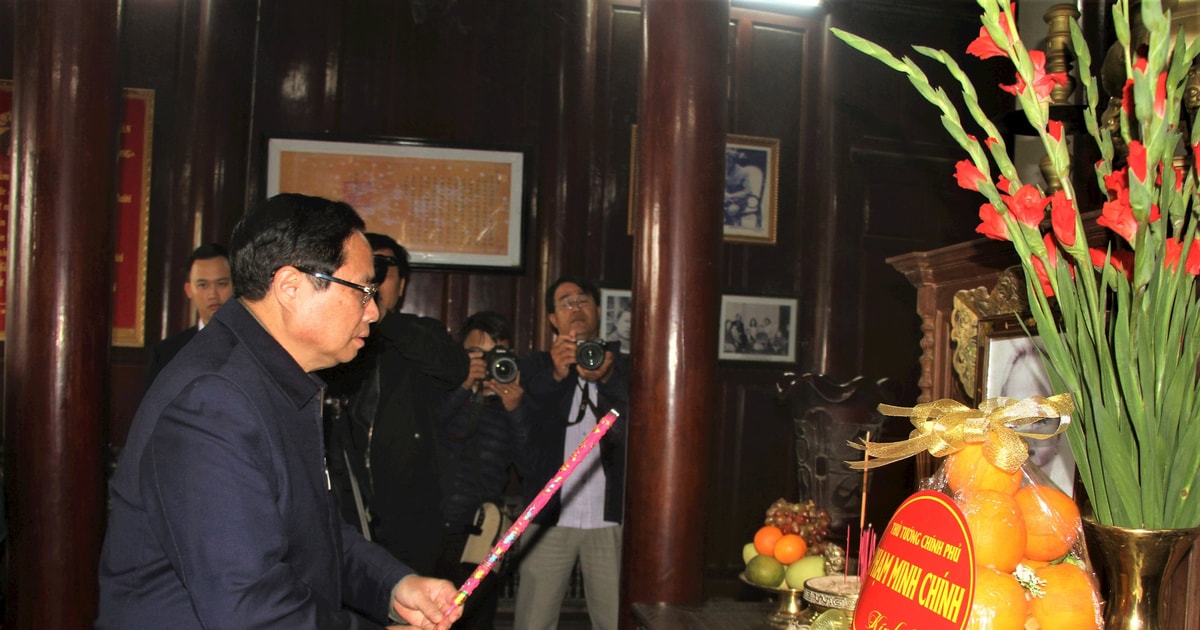 Prime Minister Pham Minh Chinh offers incense to commemorate late Prime Minister Pham Van Dong