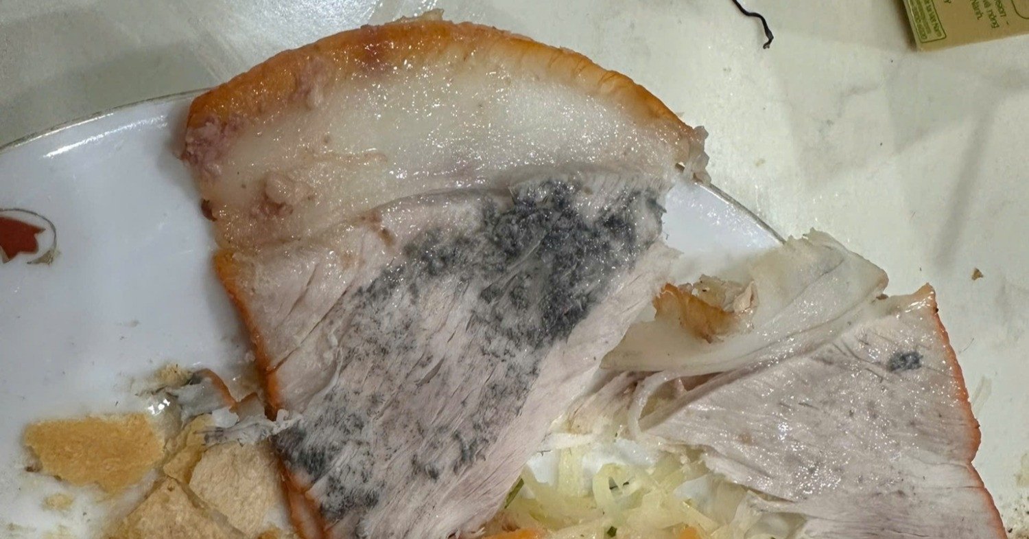 Customers accuse a sandwich shop in Hanoi of selling 'black moldy meat', how does the shop owner respond?