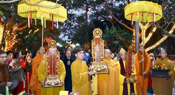 寒い天候にもかかわらず、バクザン省のタイ・イエン・トゥ祭りの開会式には数万人が集まった。